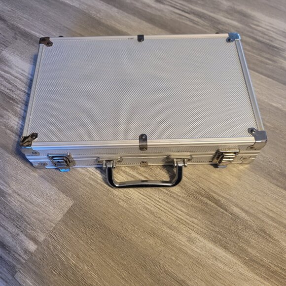 Poker Chip Set with Carrying Case Dice Set and 2 Card Decks - Picture 2 of 2